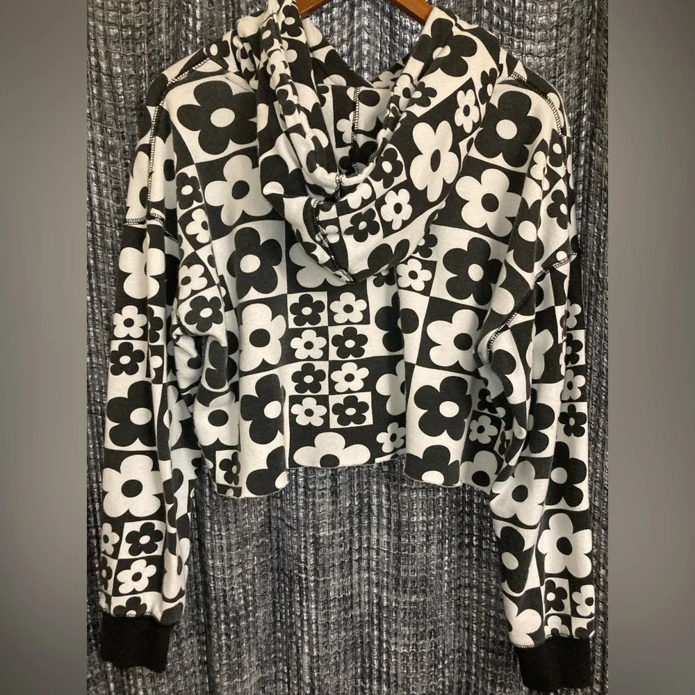 Black and White Cropped floral hoodie. - Picture 5 of 8